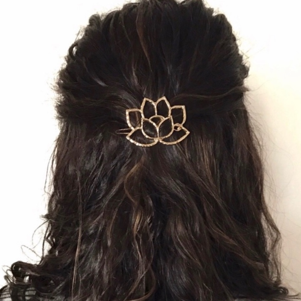 Only one left! Gold Lotus Flower Hair Clip - Picture 5 of 6